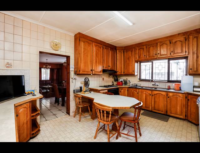 13 BEDROOM HOUSE FOR SALE IN CLARE ESTATE